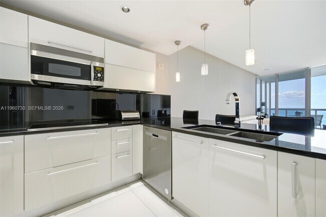 Foto del edificio - 17121 Collins Ave