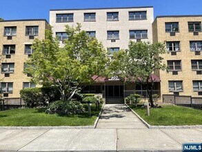 Building Photo - 300 Lookout Ave