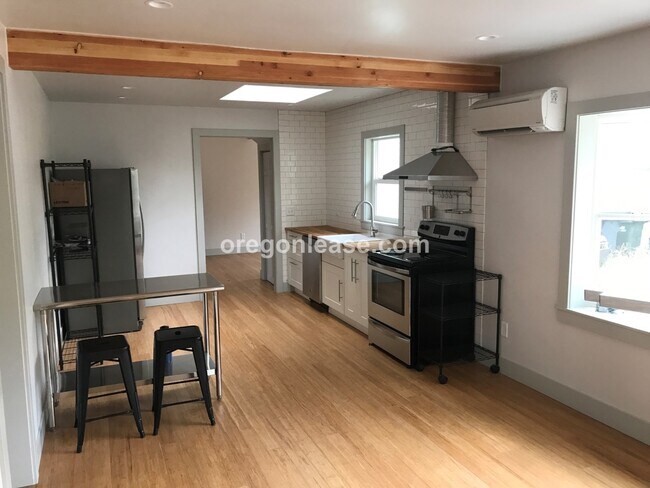 Building Photo - 3 Bedroom 2 bath home Whiteaker home near parks