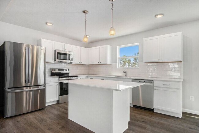 Building Photo - 111 Iris Ct