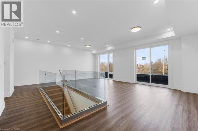 Photo du bâtiment - 166 EVERETT Cmn