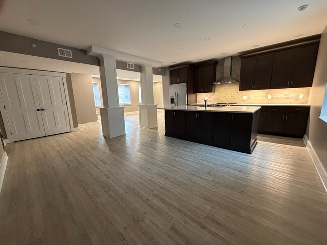 Building Photo - Parazin Lofts