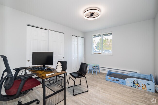 2 habitaciones, 2 baños - 975 pies cuadrados - East Blue/Gold - Segundo dormitorio - Arvada Court Apartments