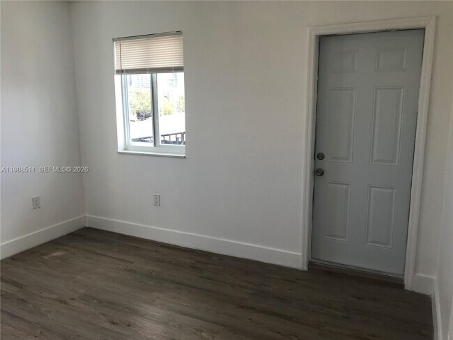 Foto del edificio - 1815 NW 1st Ct