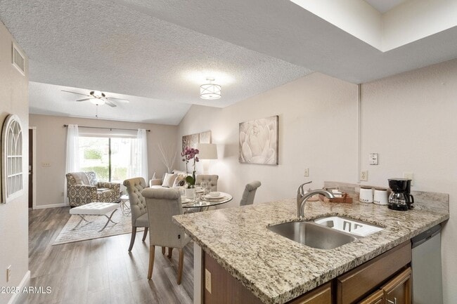 Building Photo - 719 E Lola Dr