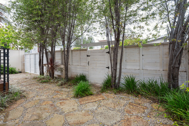 Private enclosed front yard - 724 San Miguel Ave