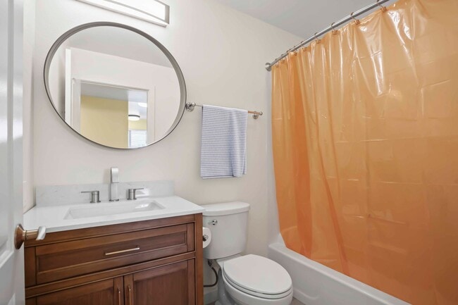 Building Photo - 3 Bedroom 2 Bath Apartment