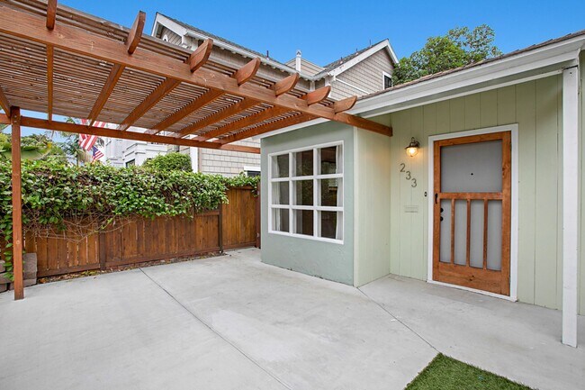 Foto del edificio - Upgraded 2br Coronado House, Bonus Room, Yard & Garage!