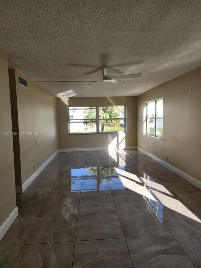 Foto del edificio - 1400 NW 43 Terrace