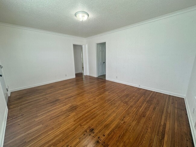 Building Photo - 2 bedroom 1 bathroom home Ready for move-i...