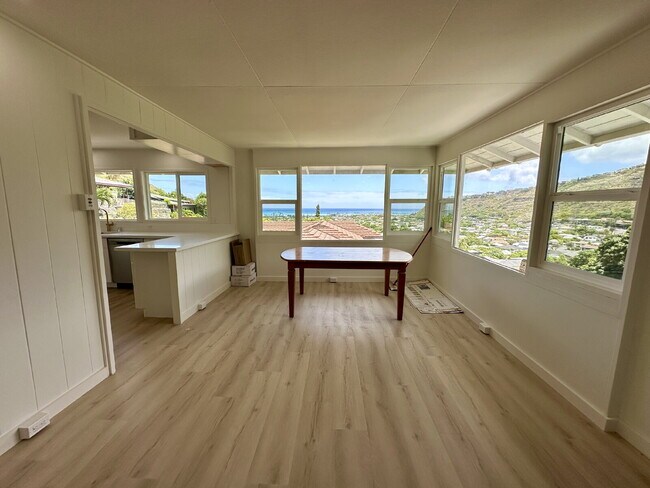 Foto del edificio - Renovated 3BR/2BA Home with Ocean Views – Aina Haina