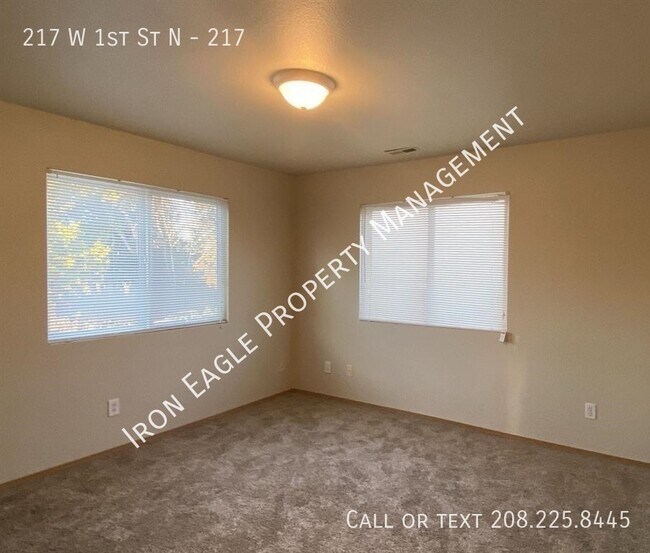 Foto del edificio - 217 W 1st St N