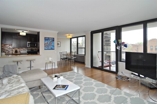 Foto del edificio - 1560 N Sandburg Terrace