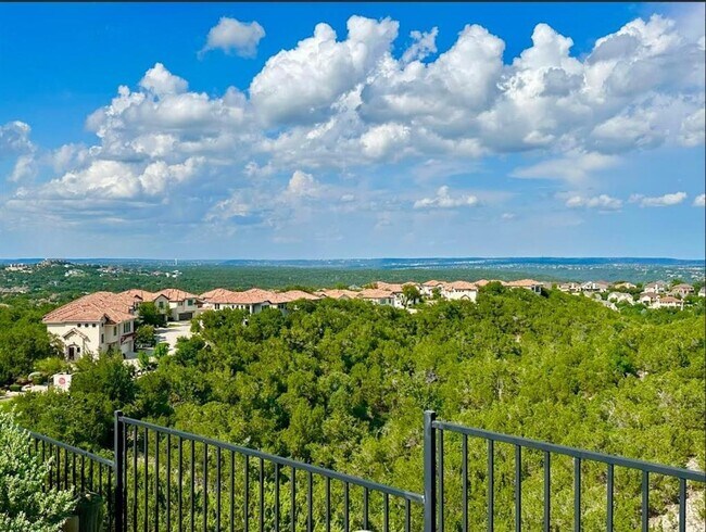 Foto del edificio - 211 Honey Creek Ct