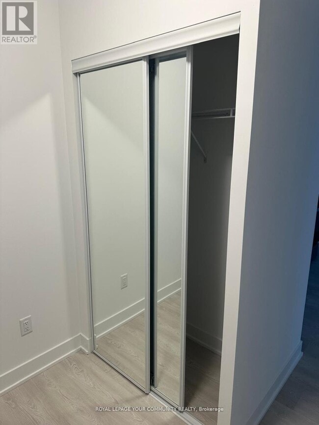Photo du bâtiment - 2545-2545 Simcoe St N