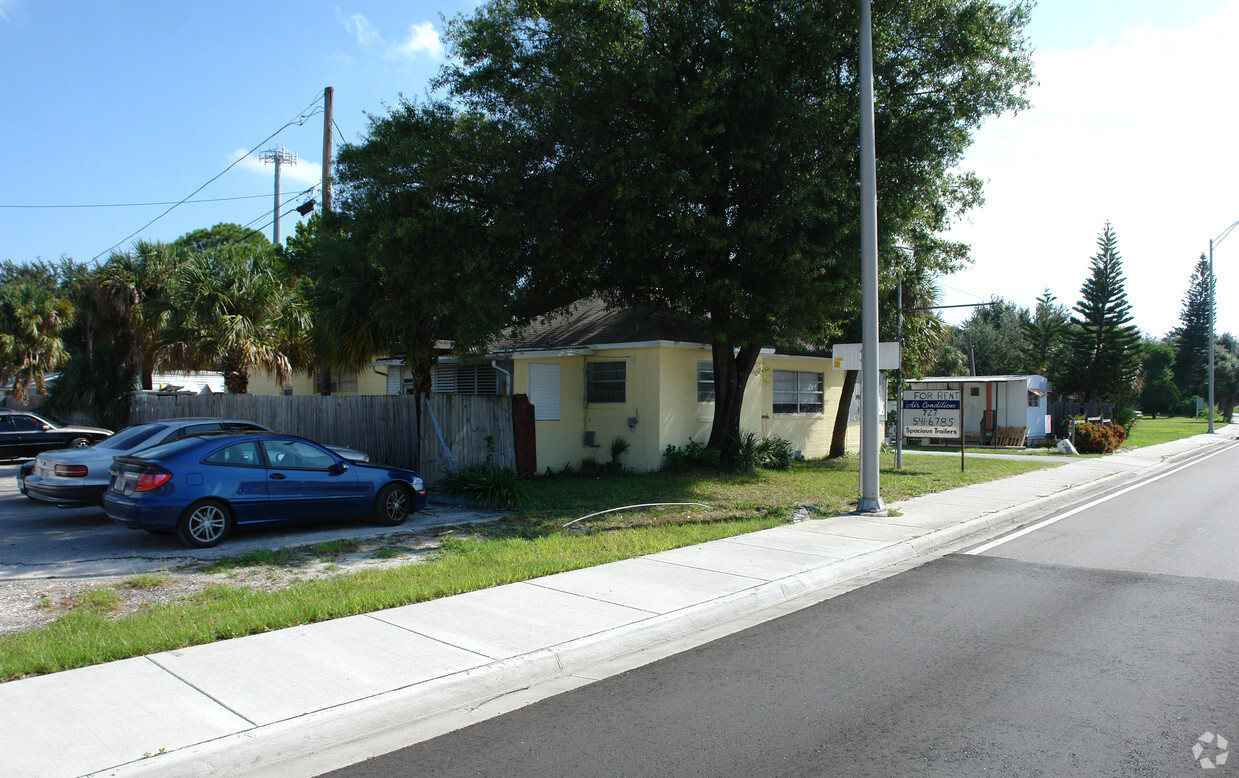 Building Photo - Avon Crest Mobil Home Park