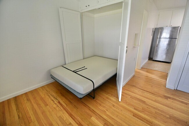 Foto del edificio - 605-609 North Hollywood Way