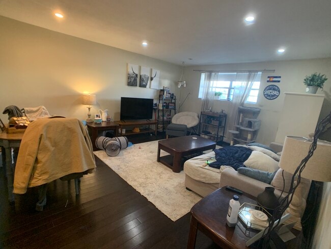 Building Photo - 804 Centre St