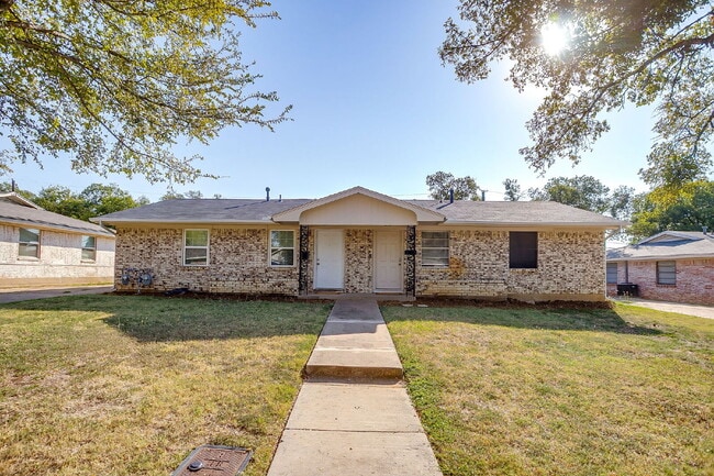 Building Photo - Charming 2-Bedroom Duplex- Recently Updated!