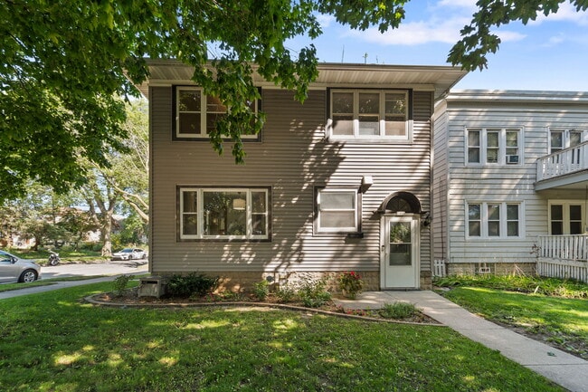 Building Photo - 1404 E Oklahoma Ave