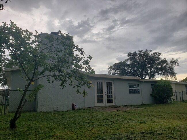Building Photo - 10030 Glen Moor Ln