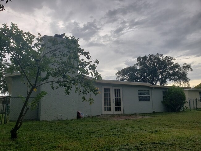 Foto del edificio - 10030 Glen Moor Ln