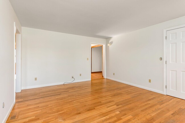 Building Photo - 27 Willowbrook Ave