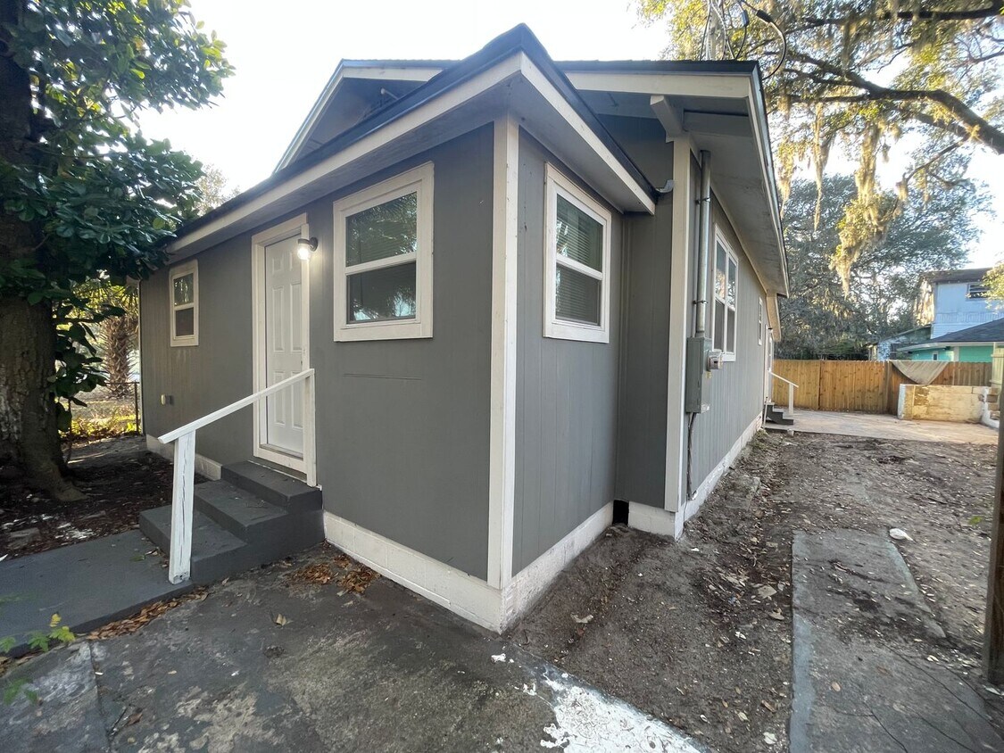 Primary Photo - 3/2 Single Family Home in NORTH SPRINGFIEL...