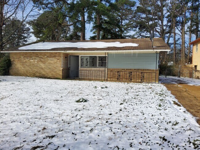 Building Photo - This is a great one story home with 3 bedr...