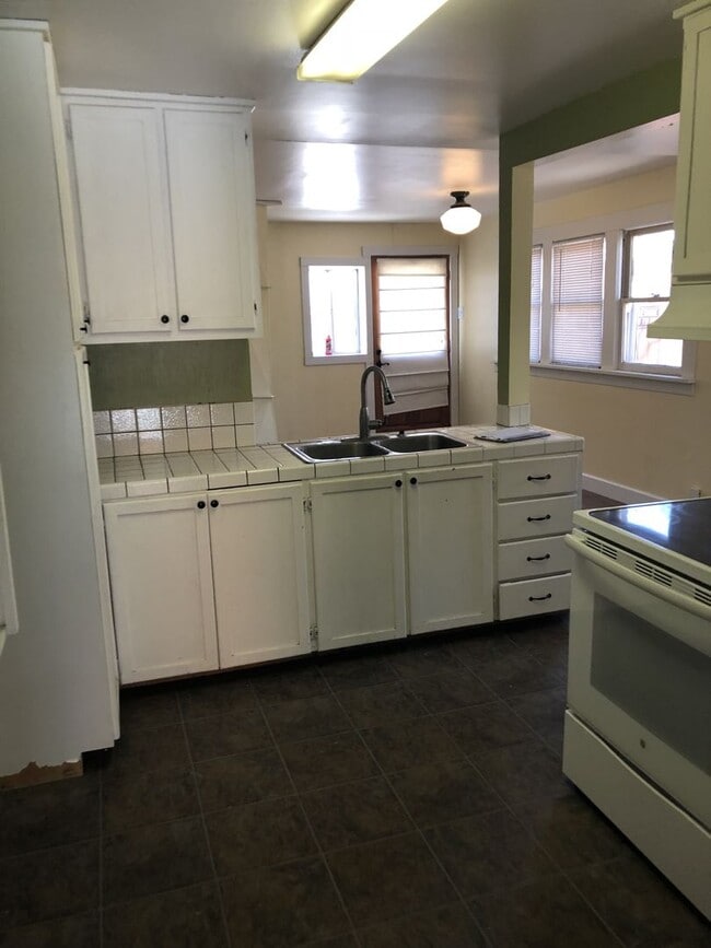 Foto del edificio - ALL UTILITIES INCLUDED - ONE BLOCK FROM UN...