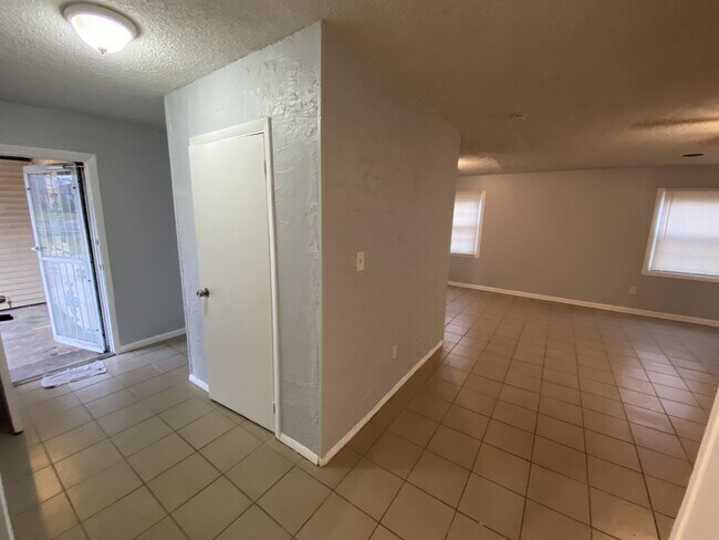 Building Photo - 33 Petunia Ln