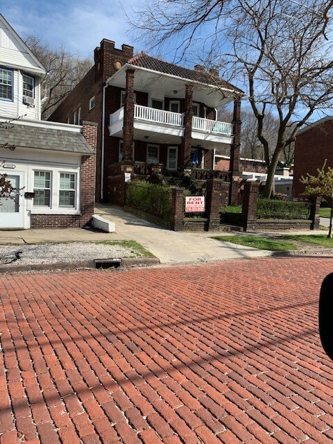 2 doors fr Pizza,parking & wooded backyard! - 2223 Murray Hill Rd