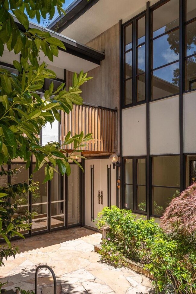 Foto del edificio - 2180 Forest View Ave