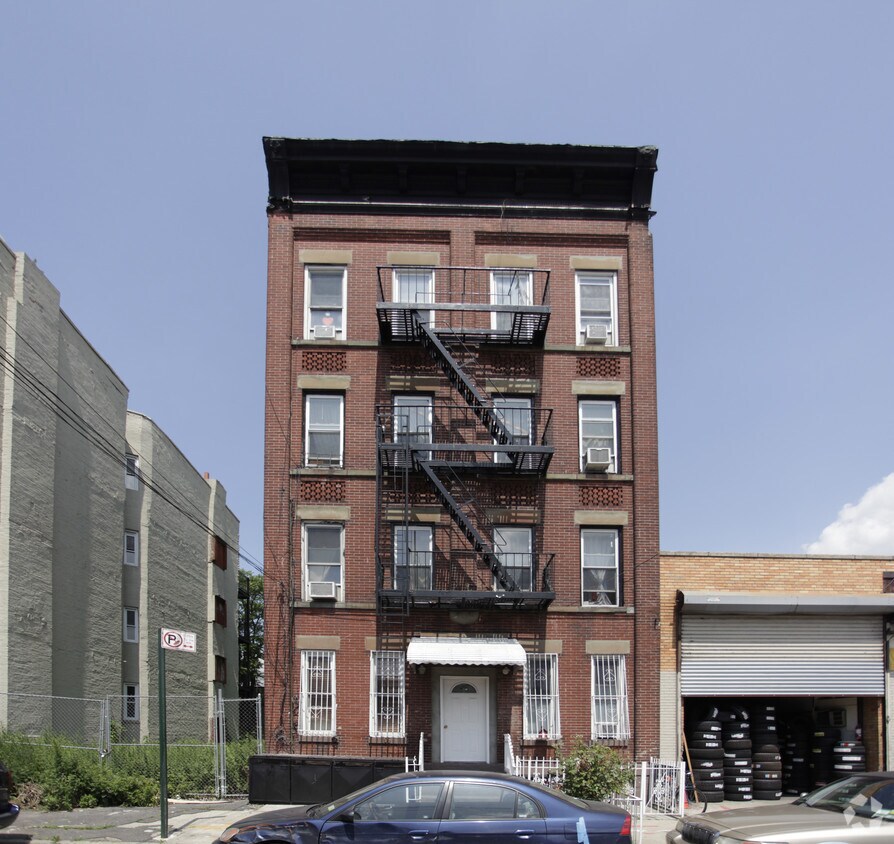 Building Photo - 144 Conover St
