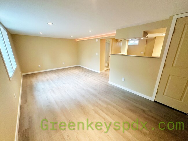 Building Photo - Clean and Move-In Ready!