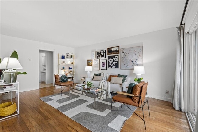 Building Photo - Prime Santa Monica Location 1+1 With Balcony