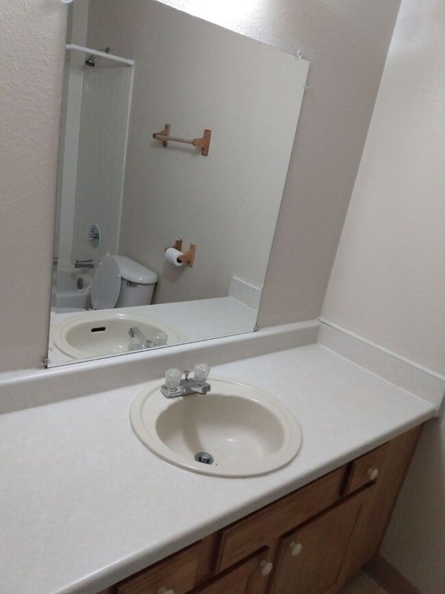Building Photo - 2 bedroom 1 bathroom upstairs apartment - Granvue Apartments,