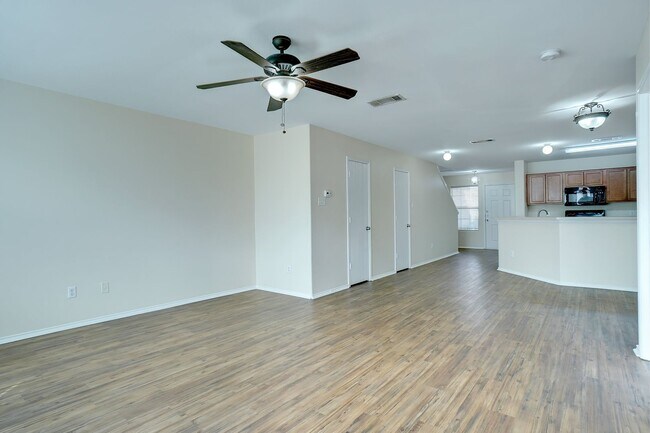 Foto del edificio - Spacious Duplex Townhome in Quiet Cul-de-Sac | Fresh Paint | 15-Month Lease