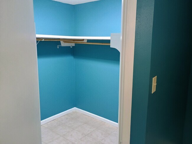 Vestidor - 1620 Landry Dr