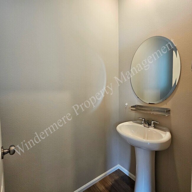Foto del edificio - Spacious 4 Bedroom Home with Gas Fireplace, Office Space & 2-Car Garage!