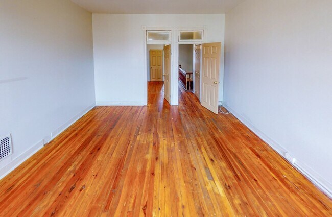 Building Photo - Wonderful Row Home on a Quiet Street