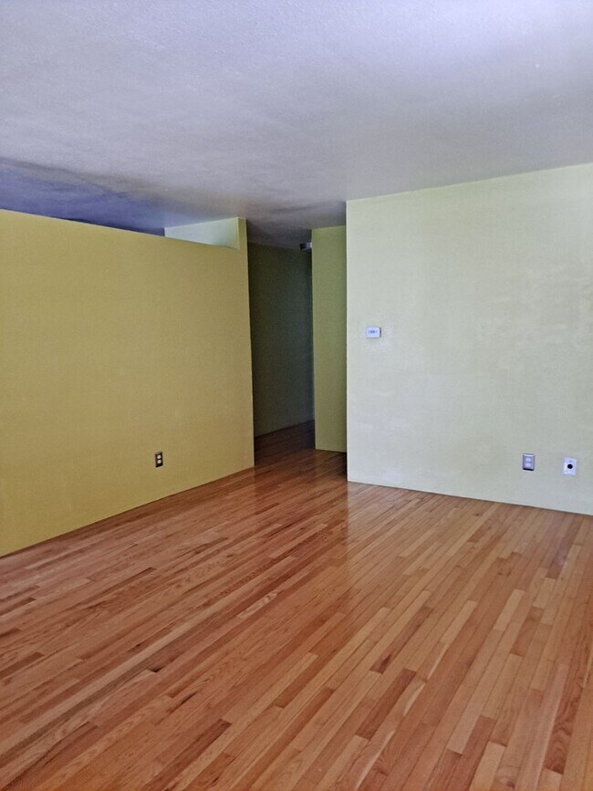 Foto del edificio - ALL PROSPECTIVE TENANTS MUST SUBMIT A $58 NON-REFUNDABLE APPLICATION FEE PER APPLICANT ONLINE AND...