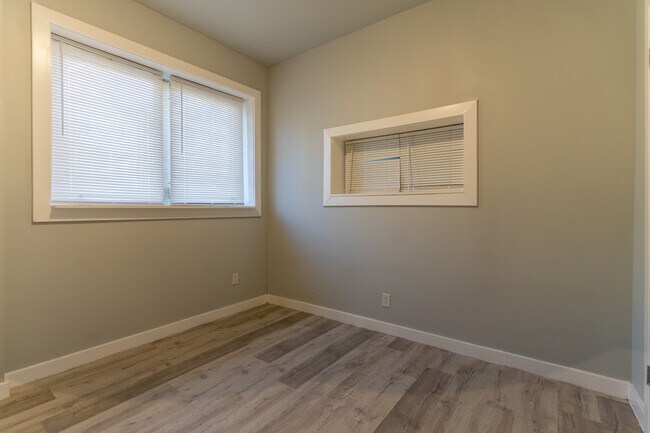 Building Photo - 187 Pearsall Ave