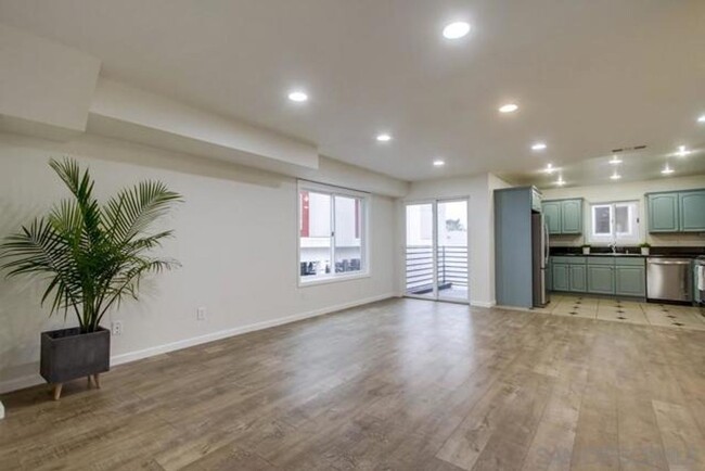 Building Photo - 2 Bed, 1.5 Bath Stunning, Gated Tri-Level ...