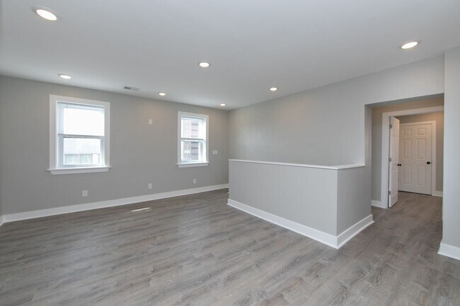 Foto del edificio - Beautiful Gut Renovated 2 Bed/1 Bath Top F...