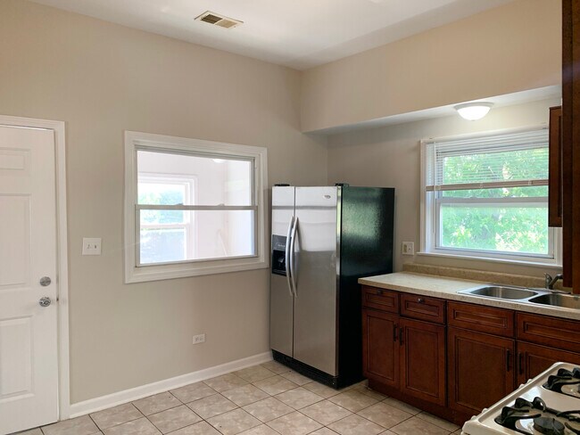 Kitchen - 1854 N Kedvale Ave