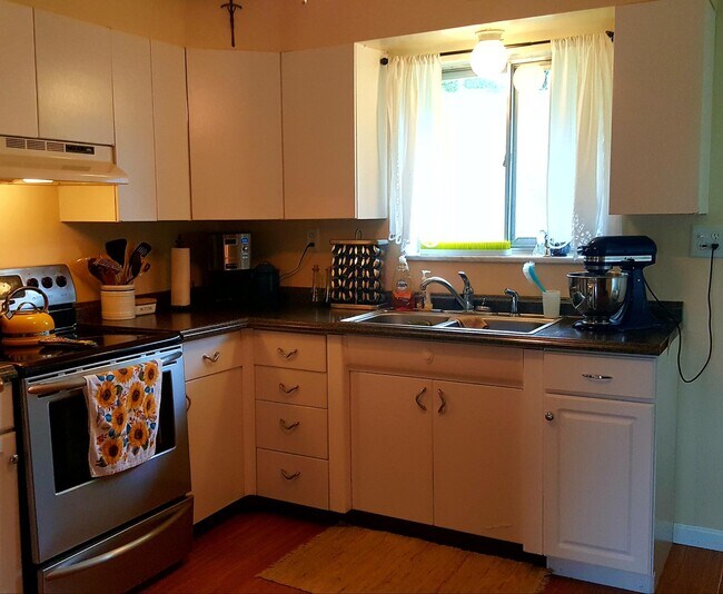 Kitchen - 943 Sheffield Avenue