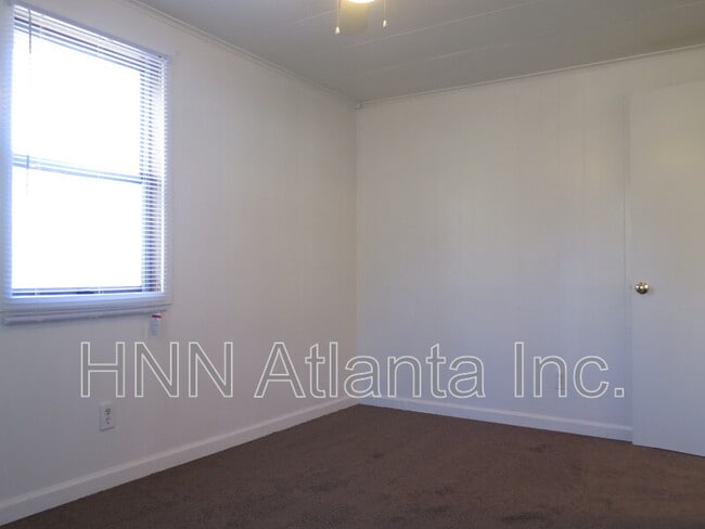 Building Photo - 2555 Lloyd Rd