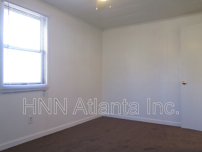 Foto del edificio - 2555 Lloyd Rd