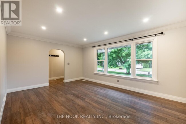 Building Photo - 866 Regent Dr